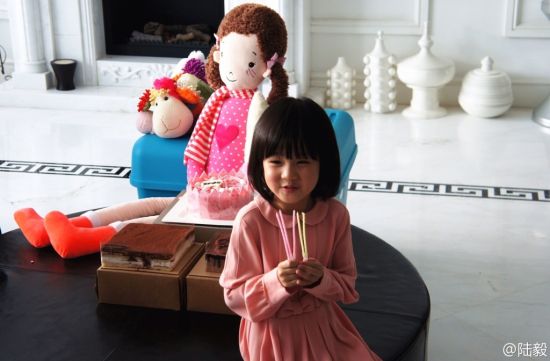 小贝儿资料:陆毅鲍蕾5岁女儿耍酷海量私照曝光